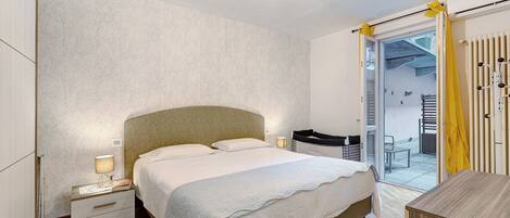 1 habitación, tabla de planchar con plancha, wifi gratis y ropa de cama