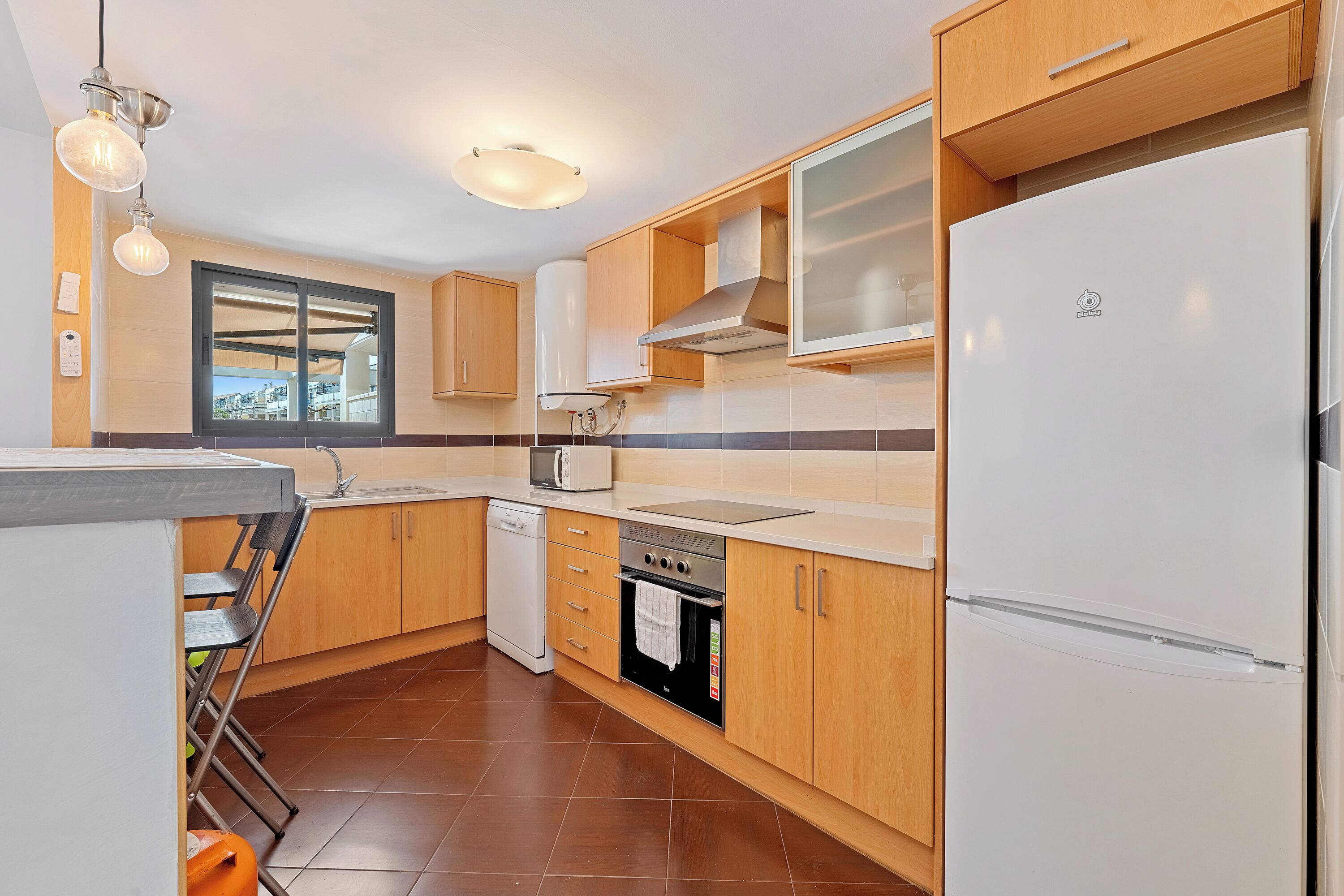 Een koelkast, een magnetron, een oven, een kookplaat