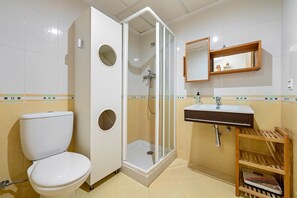 Douche, articles de toilette gratuits, sèche-cheveux