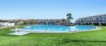 Apartment 'Panorámica Golf Resort' with Shared Pool, Wi-Fi and Air Conditioning