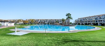 Apartment 'Panorámica Golf Resort' with Shared Pool, Wi-Fi and Air Conditioning