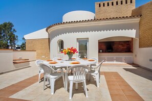 Outdoor dining - Villa 'Foz Fancy Fun' with Mountain View, Wi-Fi and Air Conditioning (Foz do Arelho)