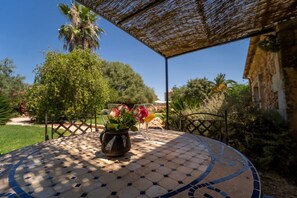 Outdoor dining - Country House 'Cugulutx' with Private Pool, Private Terrace and Wi-Fi (Llucmajor)