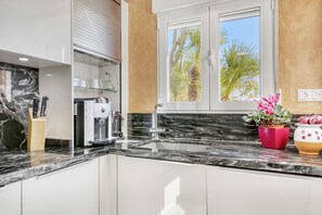 Fridge, oven, stovetop, dishwasher - Villa 'Casasilma' with Sea View, Wi-Fi and Air Conditioning (POBLE NOU DE BENITATXELL)