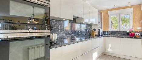 Réfrigérateur, four, plaque de cuisson, lave-vaisselle