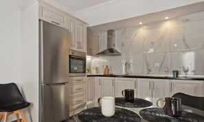 Réfrigérateur, un four, surface de cuisson, cafetiÚre-théiÚre