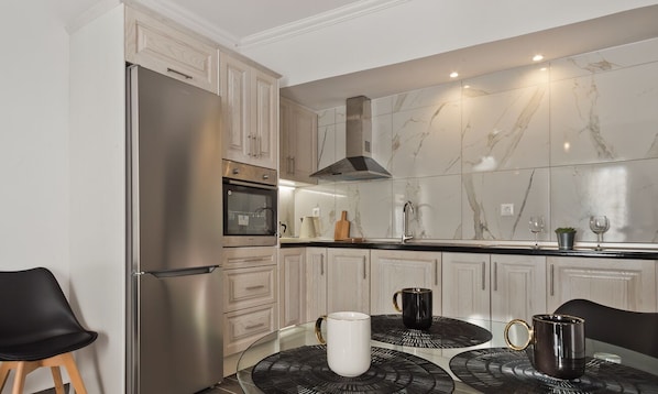 Refrigerador, horno, parrilla de estufa y cafetera y tetera