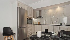 Fridge, oven, stovetop, coffee/tea maker