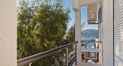 Apartment 'Helios 1' with Sea View, Wi-Fi and Air Conditioning