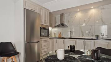 Fridge, oven, stovetop, coffee/tea maker