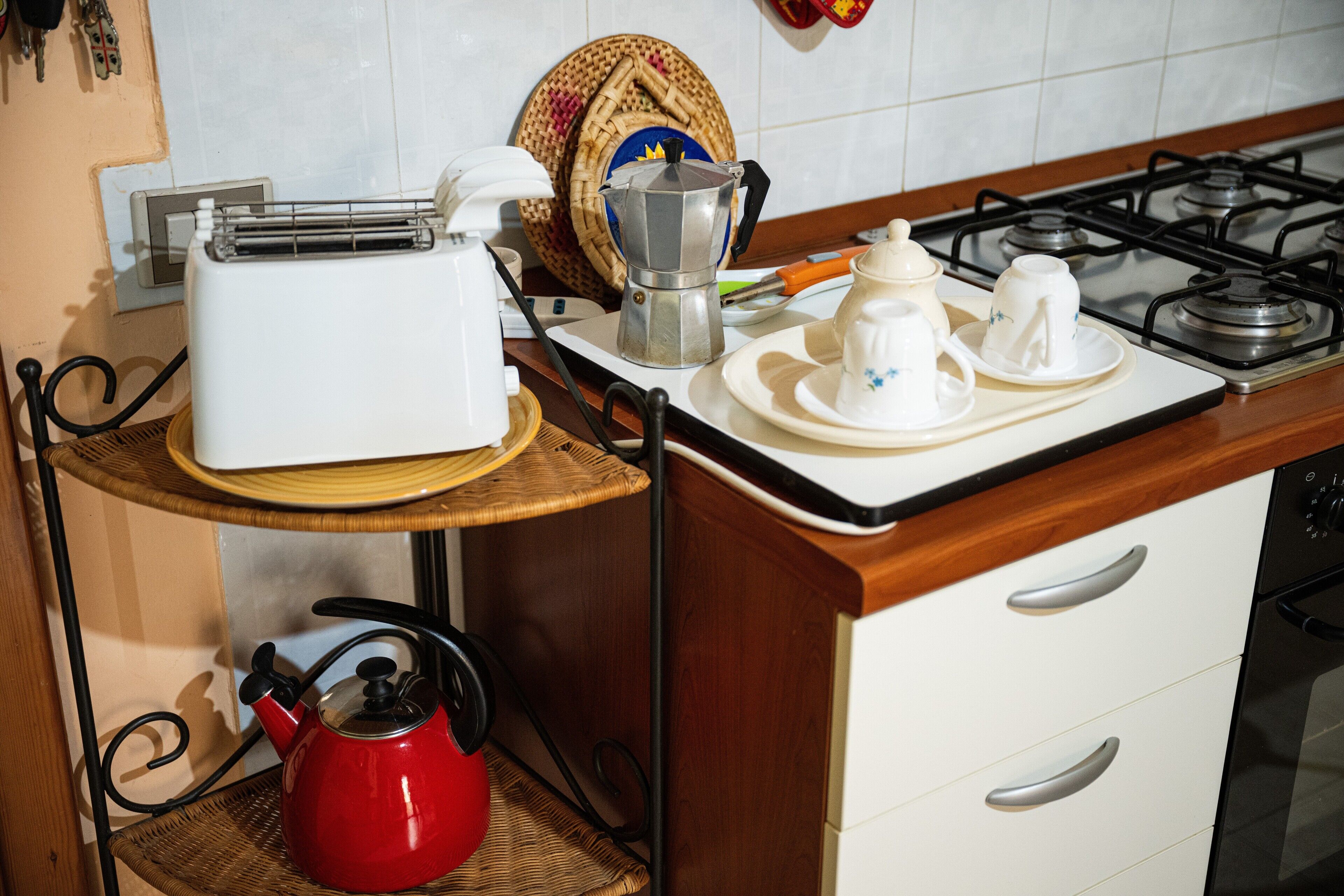 Fridge, oven, stovetop, cookware/dishes/utensils