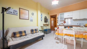 Una televisión, un reproductor estéreo