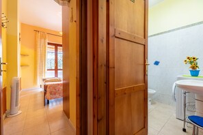 Shower, hair dryer, towels - Holiday Home 'Appartamento Pentagramma Villasimius' with Private Terrace and Wi-Fi (Villasimius)
