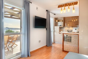 Frigorifero, forno, piano cottura, macchina per tè/caffè