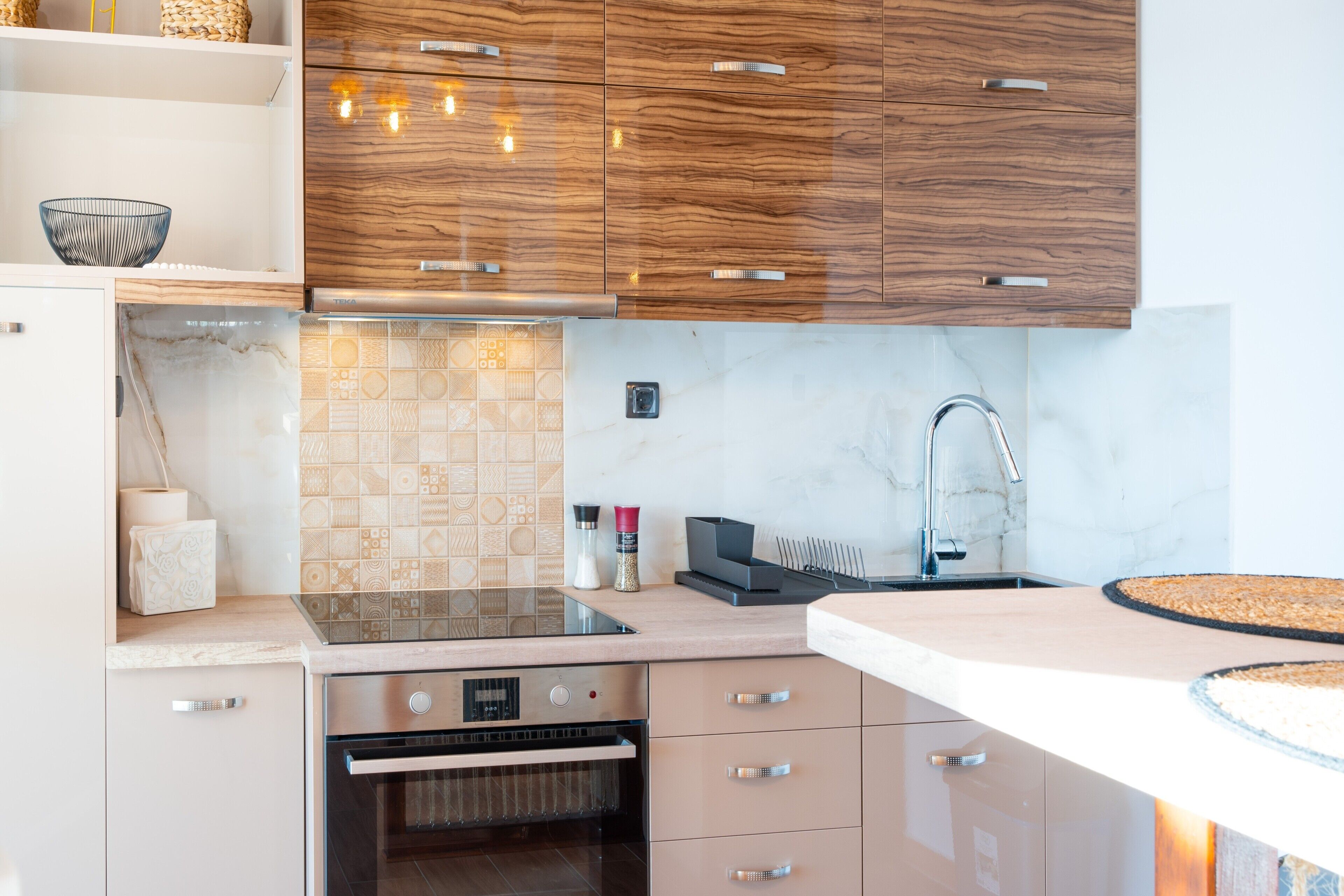 Fridge, oven, stovetop, coffee/tea maker