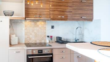 Fridge, oven, stovetop, coffee/tea maker