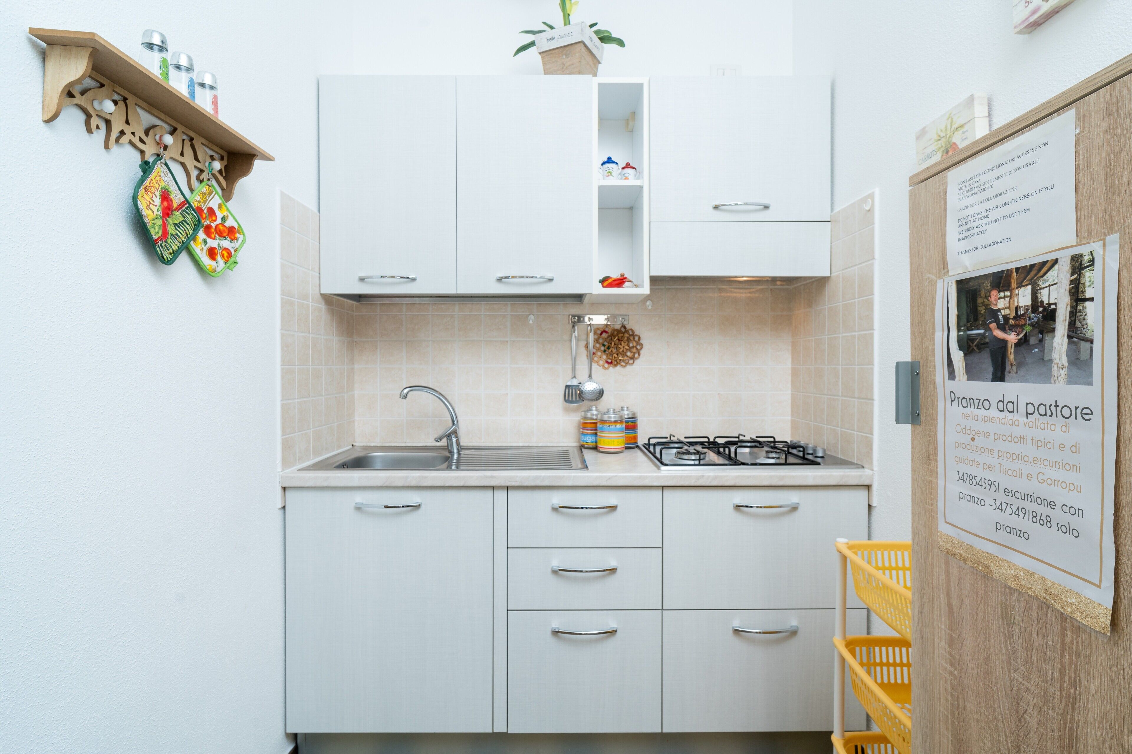 Réfrigérateur, four, plaque de cuisson, cafetière/bouilloire