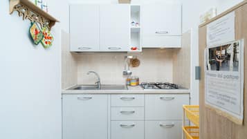 Réfrigérateur, four, plaque de cuisson, cafetiÚre/bouilloire