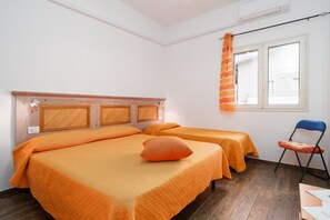 1 slaapkamer, een strijkplank/strijkijzer, gratis wifi, beddengoed