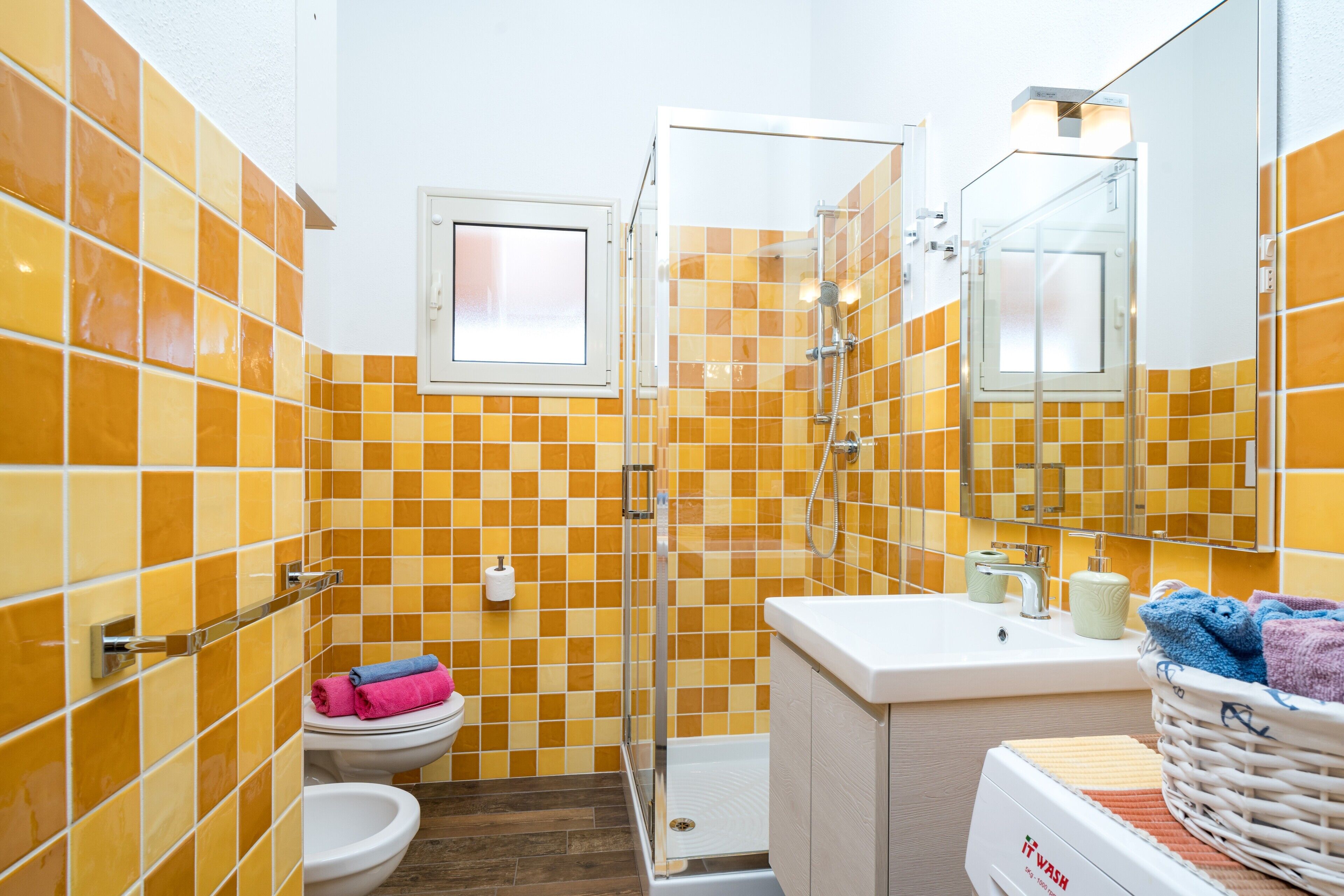 Douche, sèche-cheveux, serviettes fournies