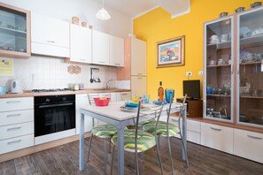 Fridge, oven, stovetop, coffee/tea maker - Holiday Home 'Holiday Vista Mare' with Sea View, Wi-Fi and Air Conditioning (cala gonone)