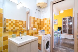 Regadera, secadora de cabello, toallas 