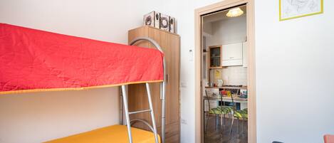 2 makuuhuonetta, silitysrauta/-lauta, ilmainen Wi-Fi, vuodevaatteet