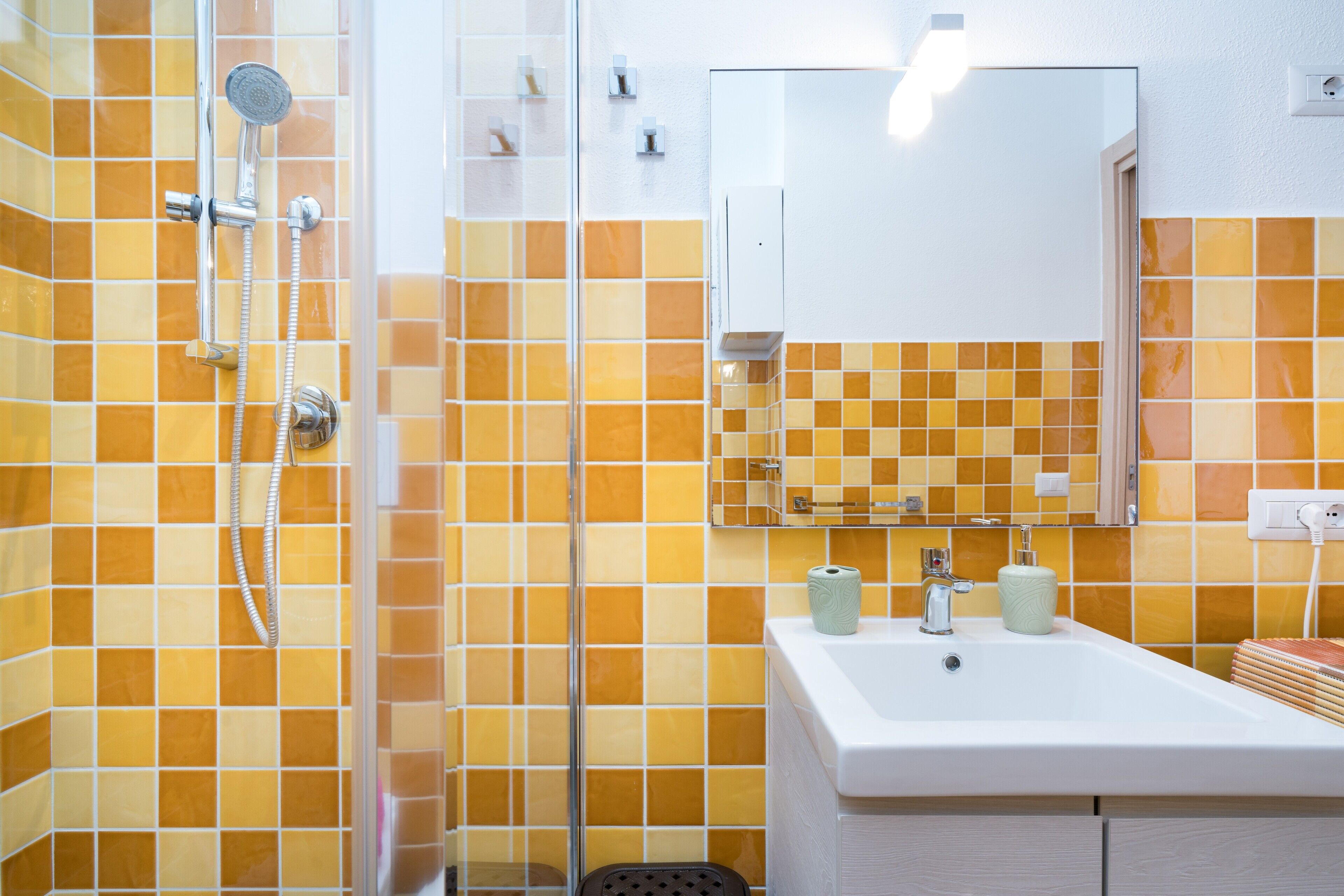 Regadera, secadora de cabello, toallas 