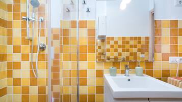 Regadera, secadora de cabello, toallas