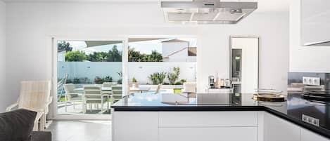 Kylskåp, mikrovågsugn, ugn och spishäll