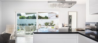 Villa 'Chill Out Of City' with Private Pool, Wi-Fi and Air Conditioning