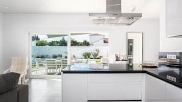 Een koelkast, een magnetron, een oven, een kookplaat