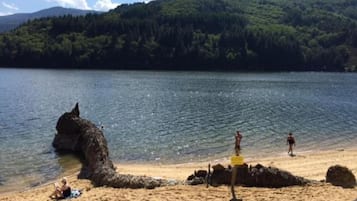Una spiaggia nelle vicinanze