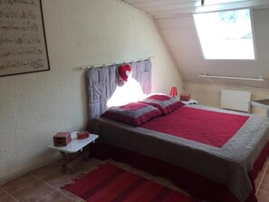 2 bedrooms, iron/ironing board, free WiFi, bed sheets - Apartment 'Le Grenier D'annick' with Mountain View, Private Terrace and Wi-Fi (Villefort)