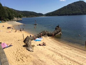 Una spiaggia nelle vicinanze