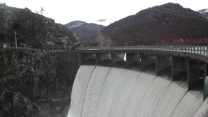 A dam with a bridge over it, surrounded by rocky terrain and trees. - Apartment 'Le Grenier D'annick' with Mountain View, Private Terrace and Wi-Fi (Villefort)