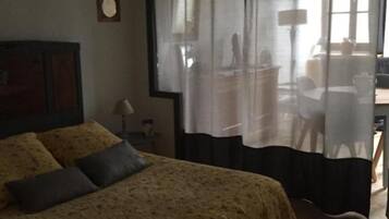 1 habitación, tabla de planchar con plancha, wifi gratis y ropa de cama