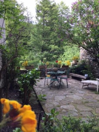 屋外ダイニングエリア. Apartment 'Gîte De La Chatiere' with Mountain View, Private Terrace and Wi-Fi