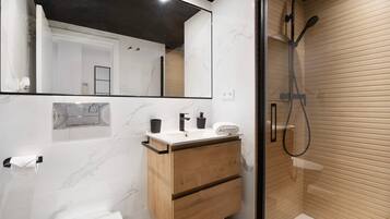 Shower, hair dryer, towels