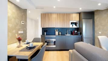 Een koelkast, een microgolfoven, een oven, een kookplaat