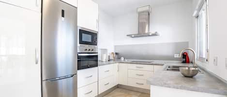 Réfrigérateur, four à micro-ondes, un four, surface de cuisson