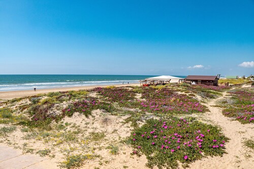 Holiday Home 'Precioso Chalet A Pie De Playa' with Sea View, Wi-Fi and Air Conditioning
