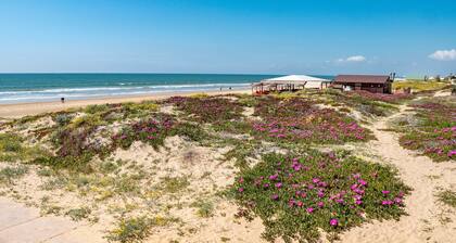 Holiday Home 'Precioso Chalet A Pie De Playa' with Sea View, Wi-Fi and Air Conditioning