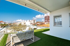 Terrace/patio - Holiday Home 'Precioso Chalet A Pie De Playa' with Sea View, Wi-Fi and Air Conditioning (Punta Umbría)