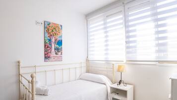 4 slaapkamers, een strijkplank/strijkijzer, gratis wifi, beddengoed