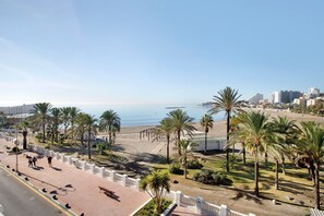 På stranden