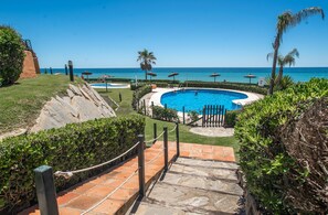 Pool - Apartment 'Fantastic Beachfront' with Sea View, Wi-Fi and Air Conditioning (Estepona)