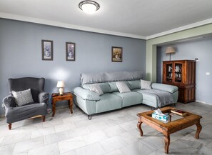 TV - Apartment 'Fantastic Beachfront' with Sea View, Wi-Fi and Air Conditioning (Estepona)