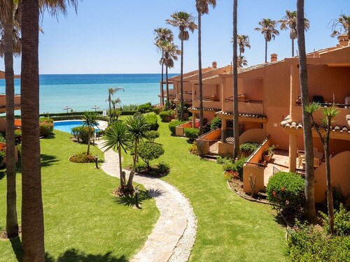 Apartment 'Fantastic Beachfront' with Sea View, Wi-Fi and Air Conditioning