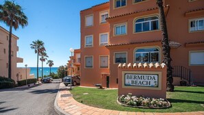 Un hotel de varios pisos con un cartel que dice 'Bermuda Beach'.